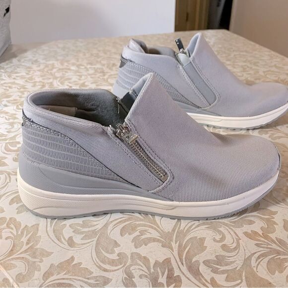 Ryka Boots ‘Guinevere’ Silver Gray Stretch & Side Zip NWOT Gorgeous - Picture 2 of 10